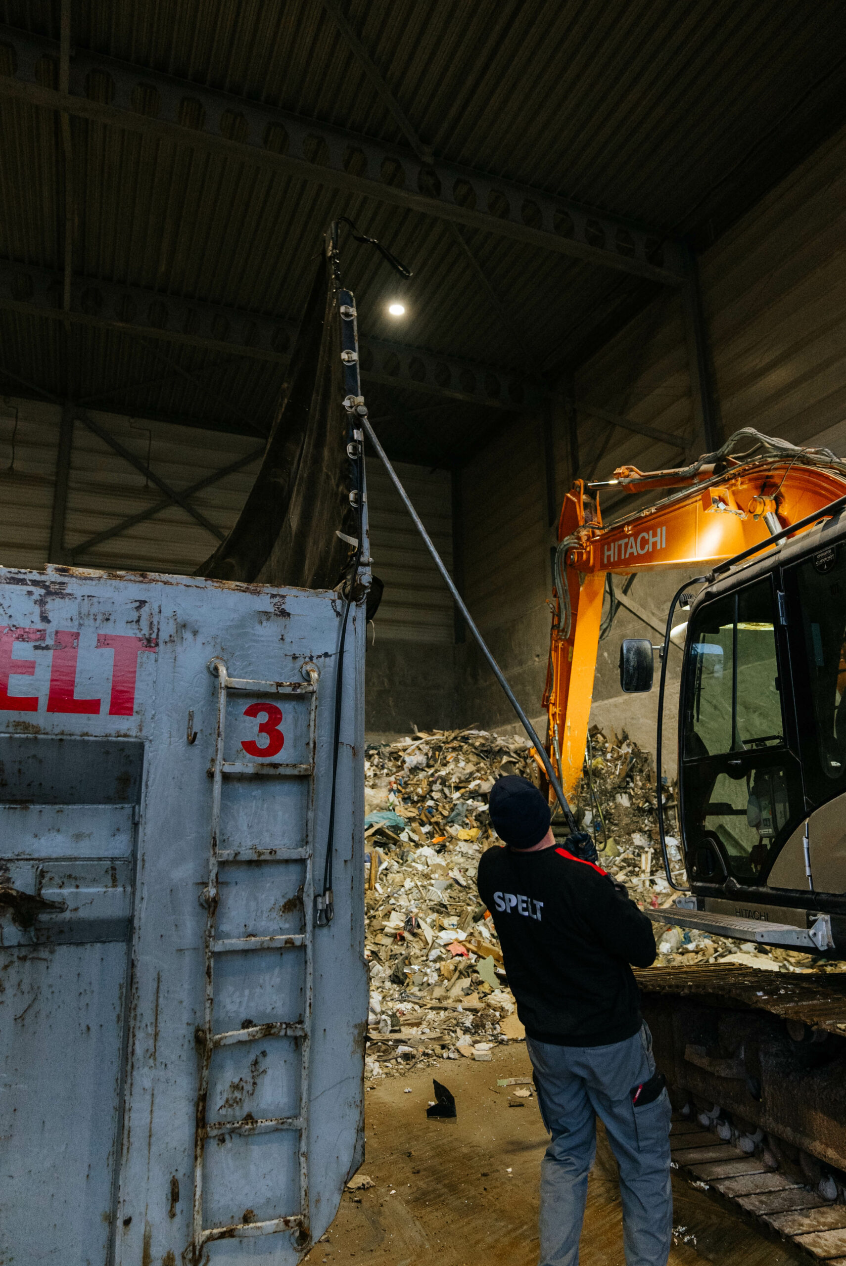 Anne-Willem aan het werk op de kraan