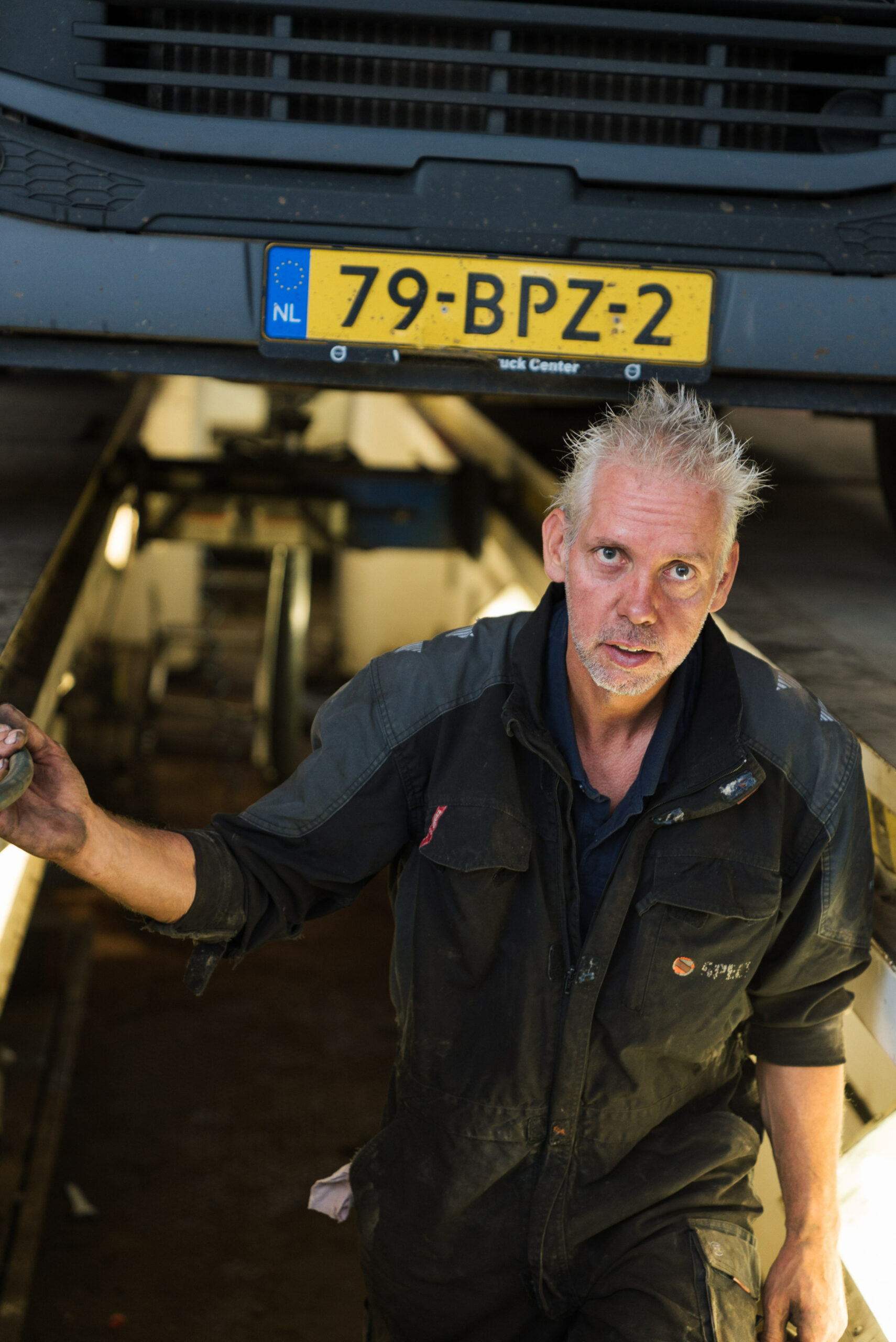 Danny aan het werk in de garage