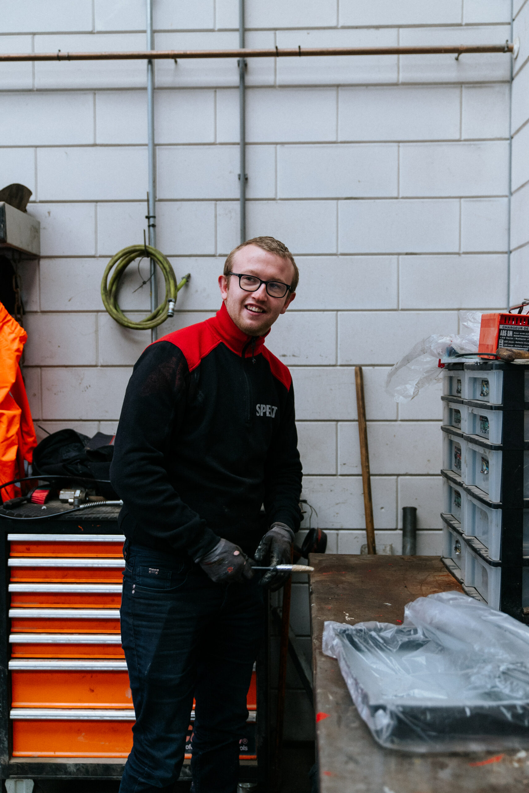 Maurice aan het werk in de loods
