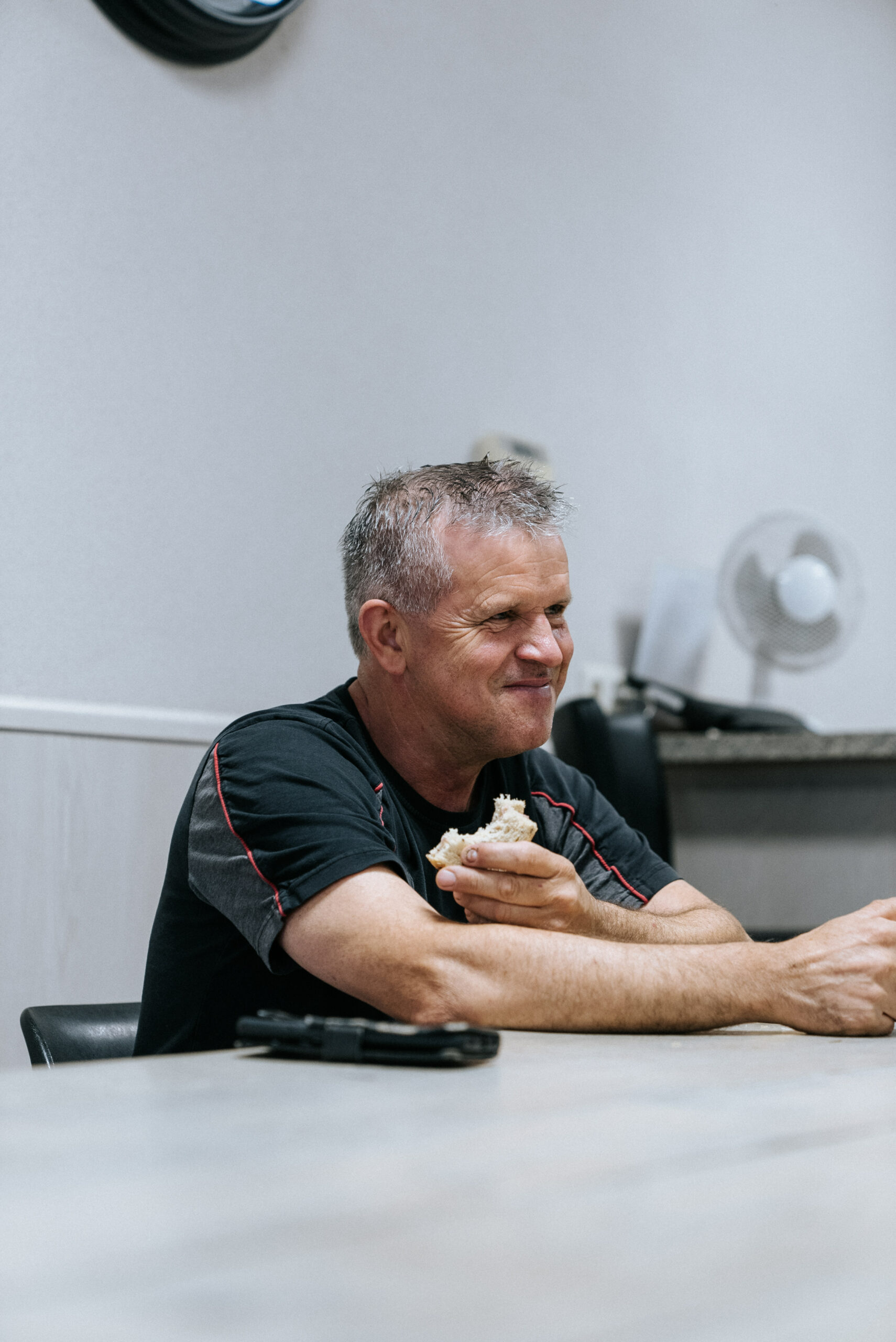 Foto van Stef van Baest, lekker aan het eten in zijn pauze.