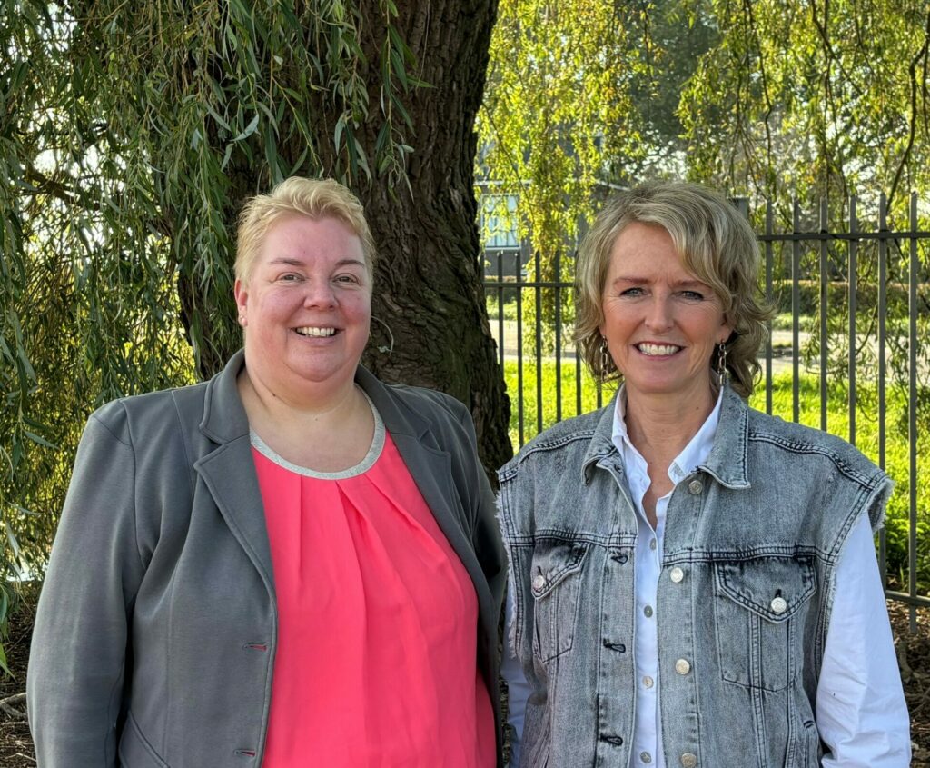 Rianne en Caroline op de foto voor vacatures