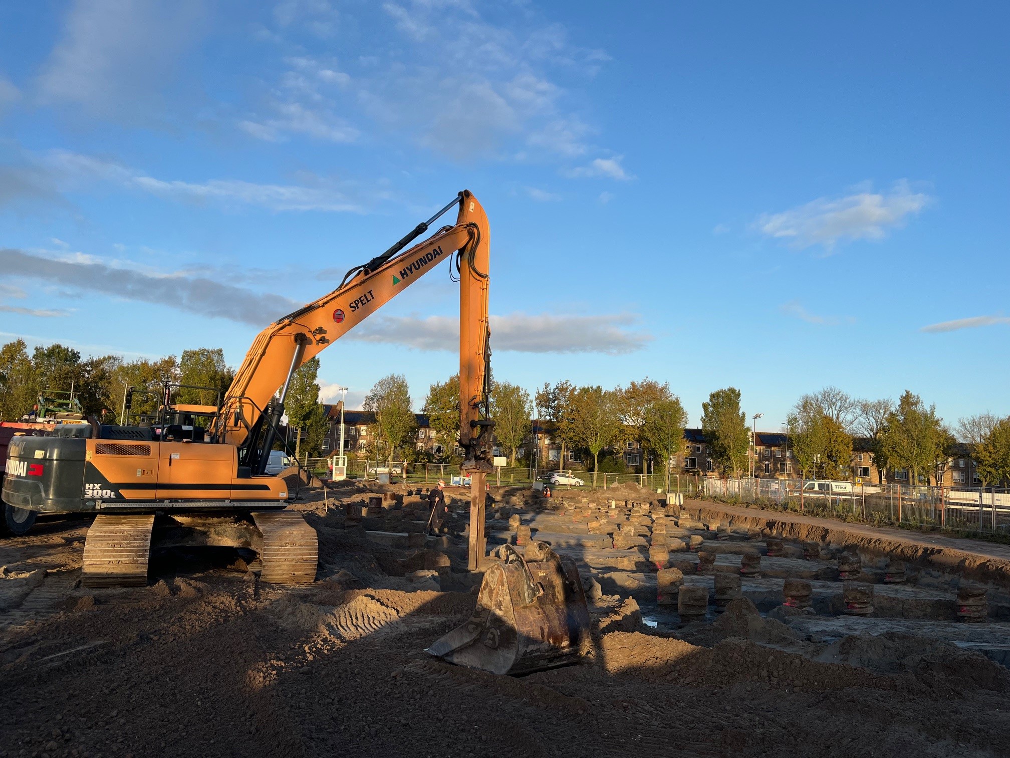 Kraan aan het werk in Leiden voor Ten Brinke Bouw