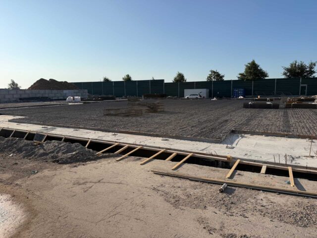 Eerste palen nieuwe sorteerloods de grond in