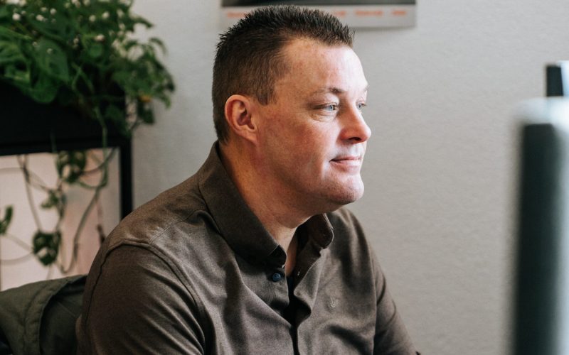 Rob Aartman aan het werk achter de compute